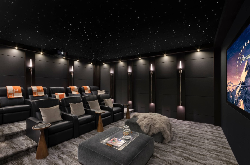 Black-decor-for-home-cinema